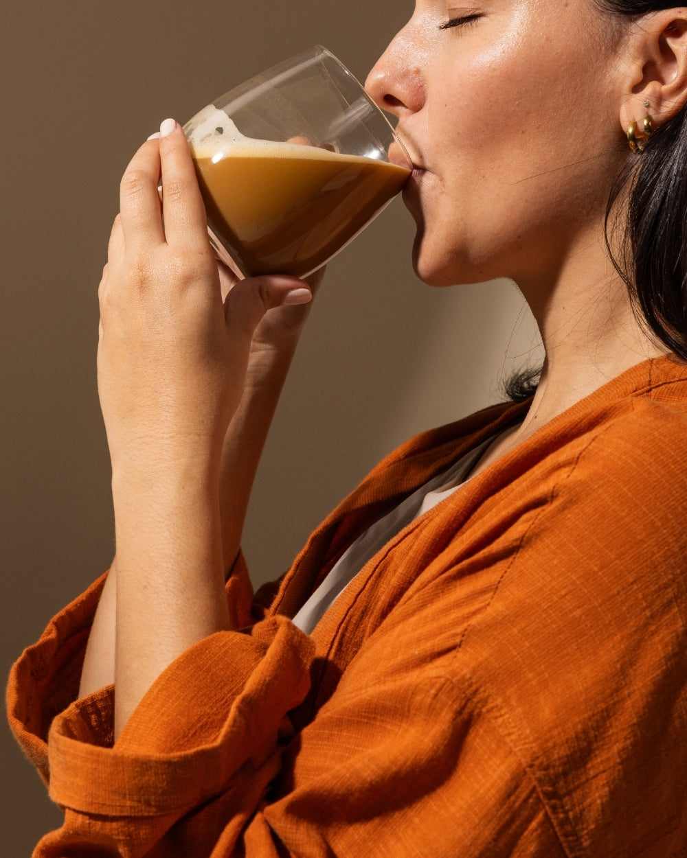 Woman enjoying a Minus latte 